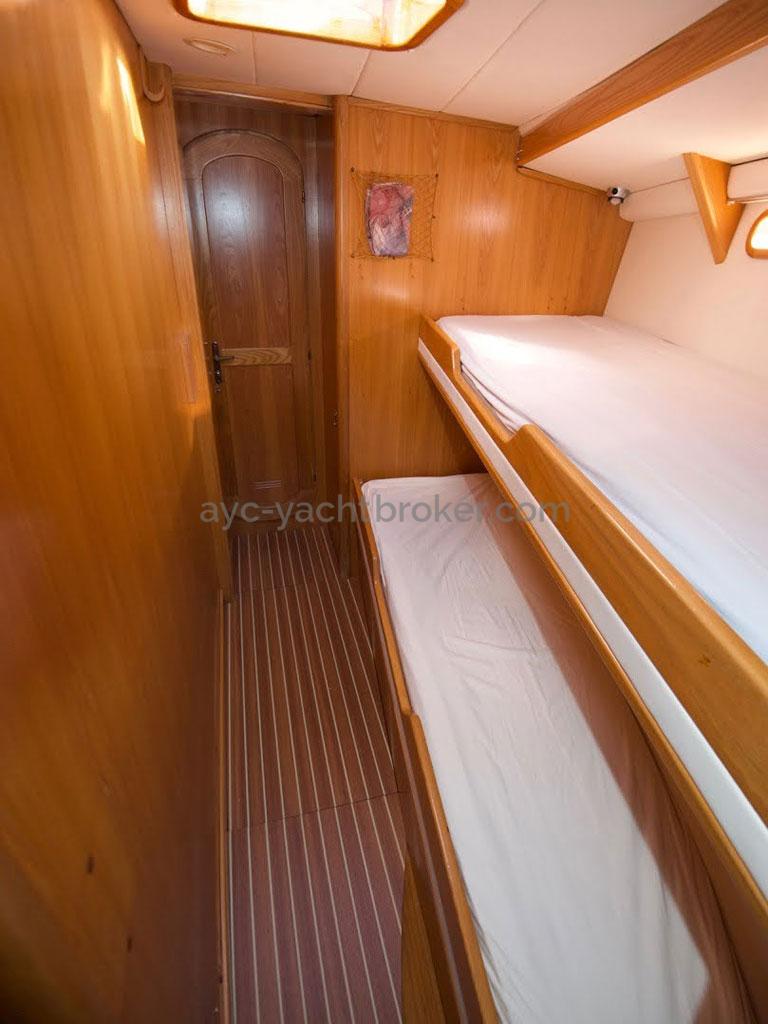 OVNI 47 - Bunk beds portside cabin