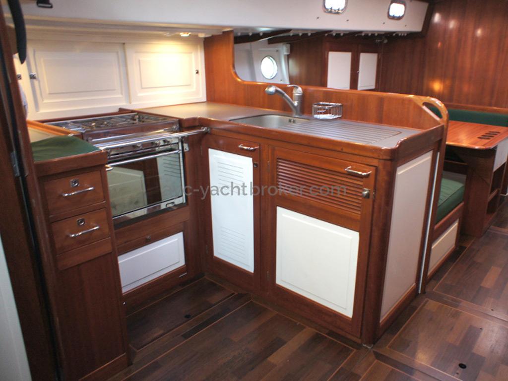 AYC Yachtbrokers - Tocade 50 - U-shaped kitchen