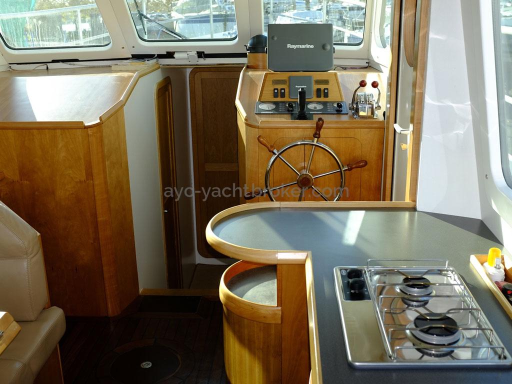 AYC Yachtbroker - Trawler Meta King Atlantique - Steering position