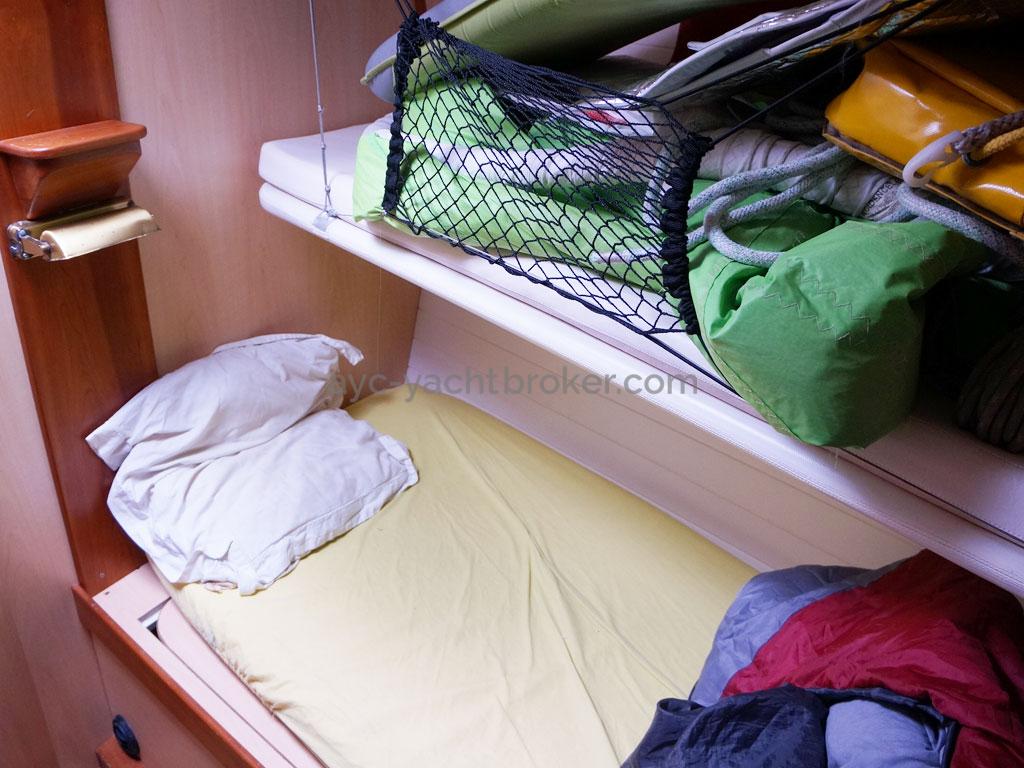 ELLYA 43 - Forward cabin: bunk beds on port side