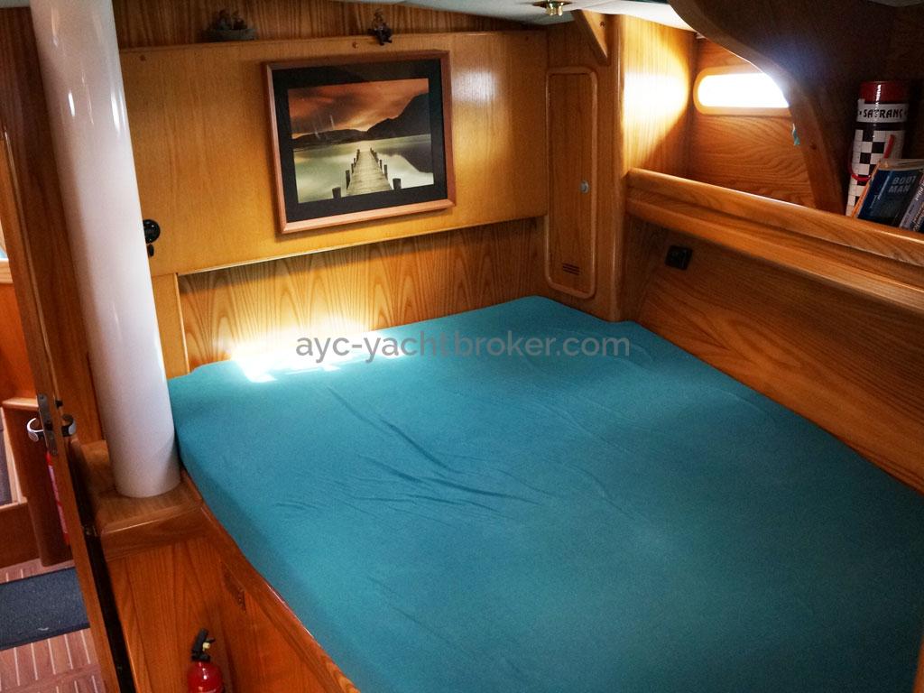 OVNI 435 - Double bed in the forward cabin