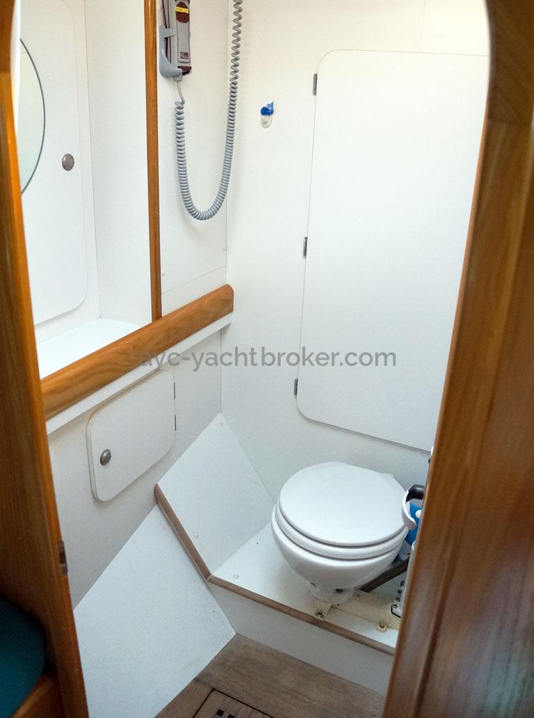 OVNI 435 - Bathroom in the forward cabin