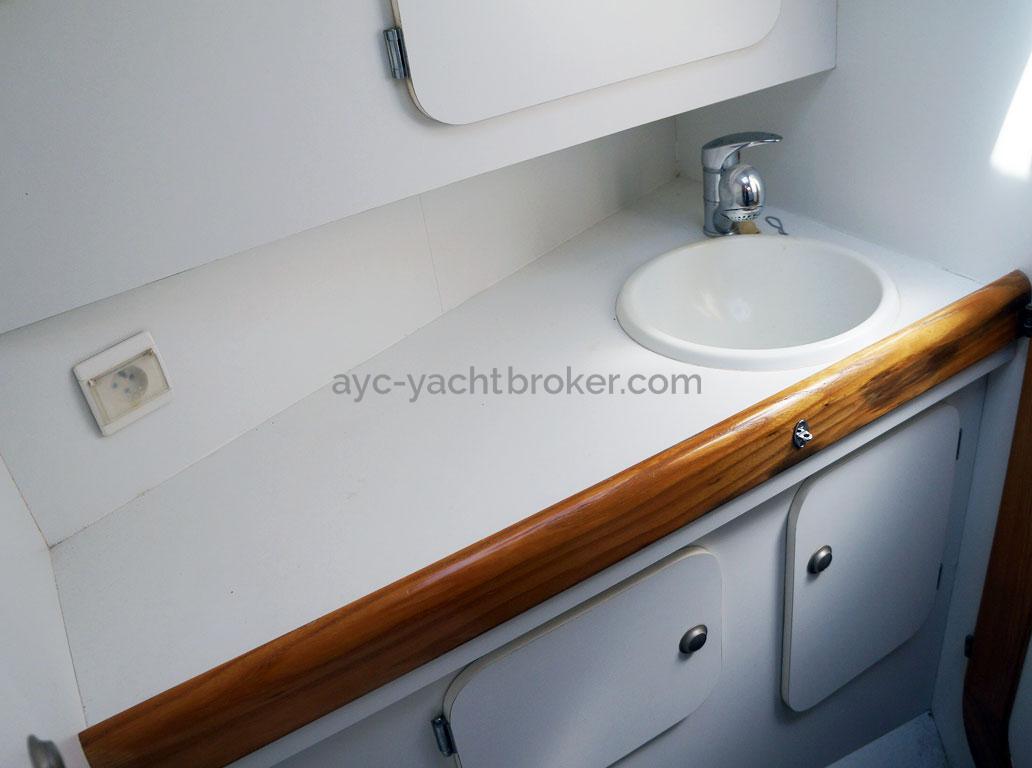 OVNI 435 - Bathroom in the forward cabin