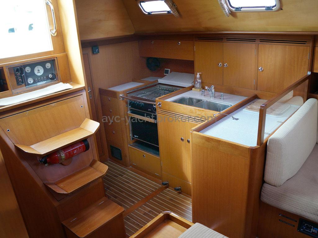 Alliage 44 - L-shaped galley
