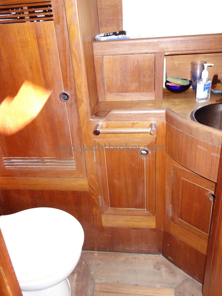 Universal Yachting 49.9 - Bathroom in the forward cabin