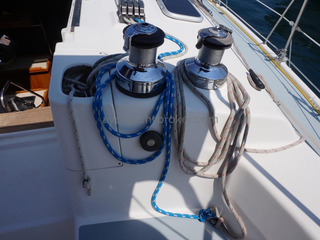 Hunter 466 - Roof winches