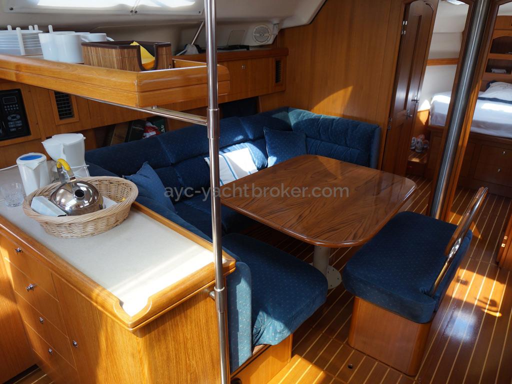 Hunter 466 - Saloon benchseats and table