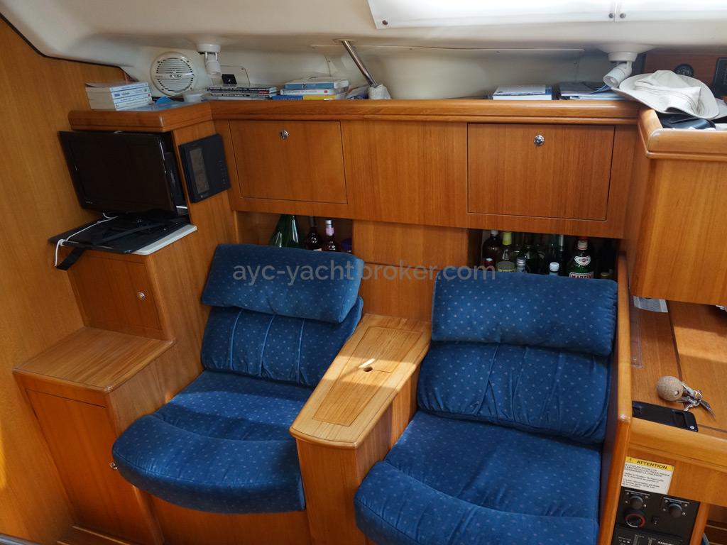 Hunter 466 - Armchairs on starboard