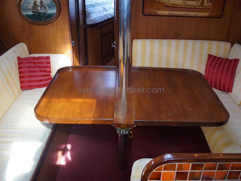 Amphitrite 43' - Unfolded saloon table