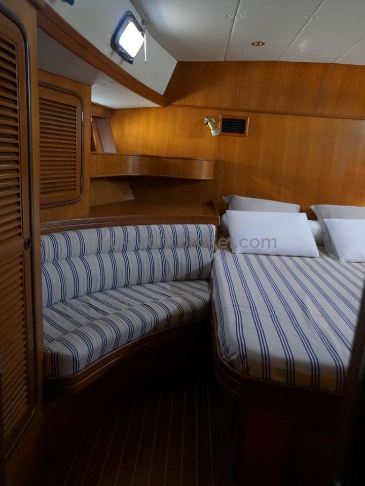 Tayana 58 - Aft cabin lateral sofa