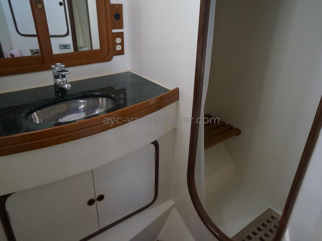 Tayana 58 - Aft cabin private bathroom 