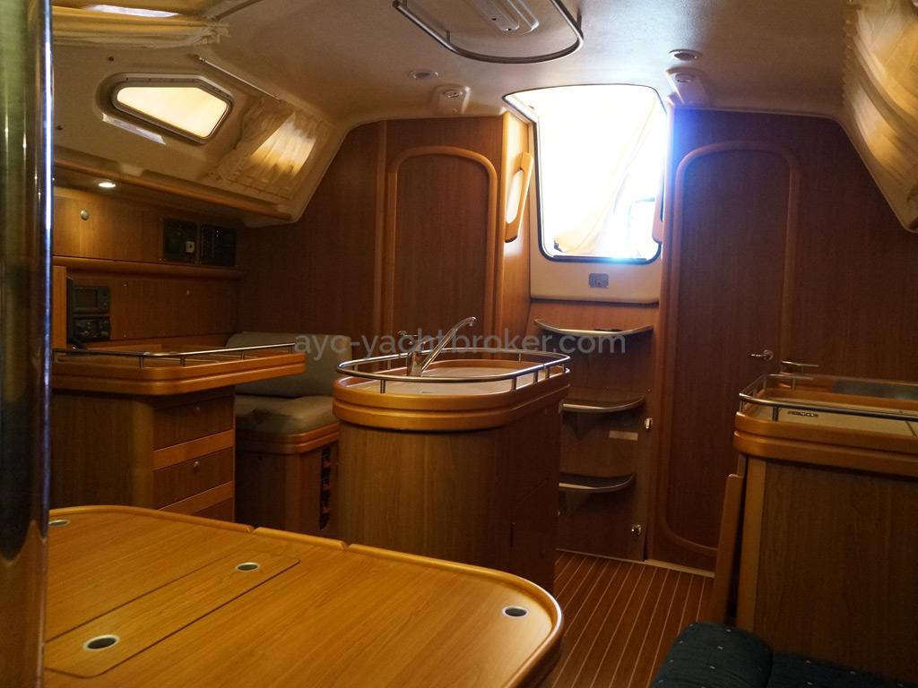Etap 37 S - Saloon and galley