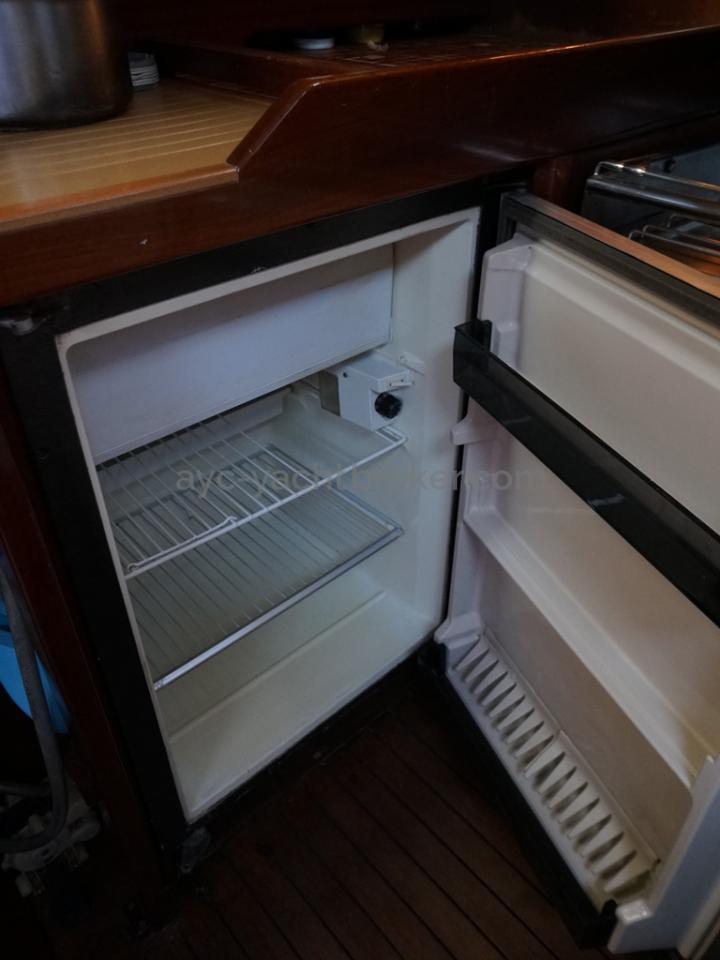 Santorin Ketch - Front opening fridge