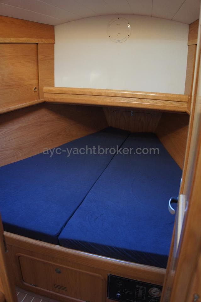 Double bed forward cabin