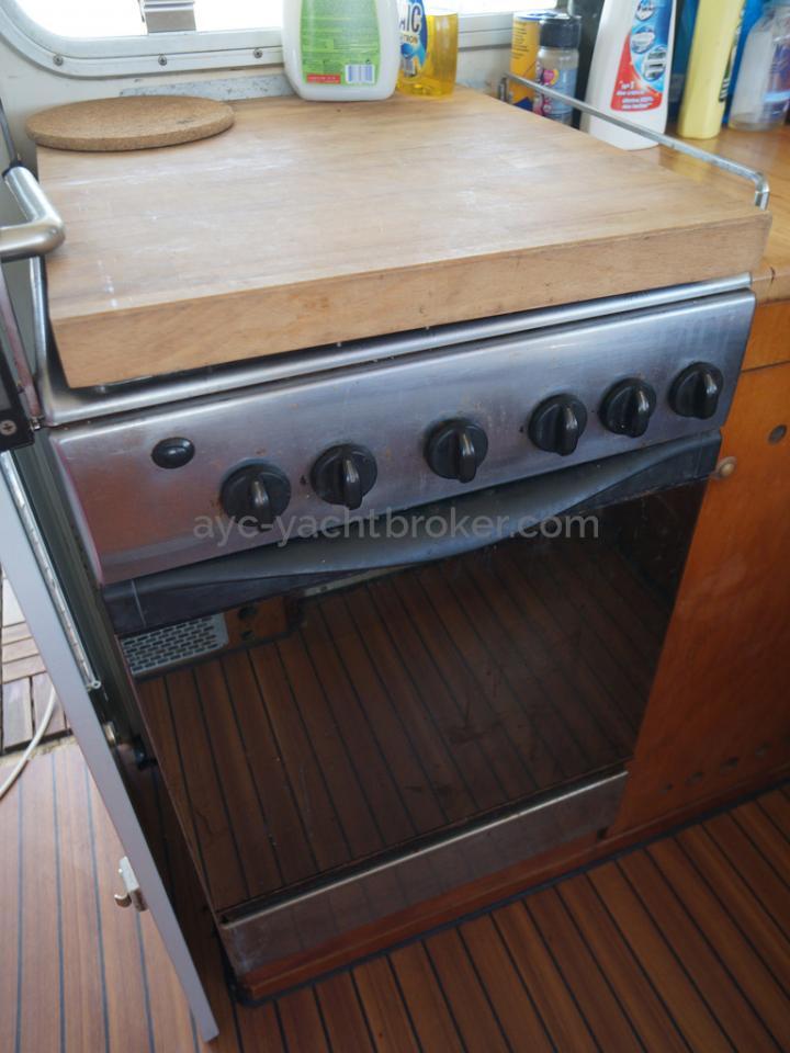 Catamaran 51' - Kitchen stove
