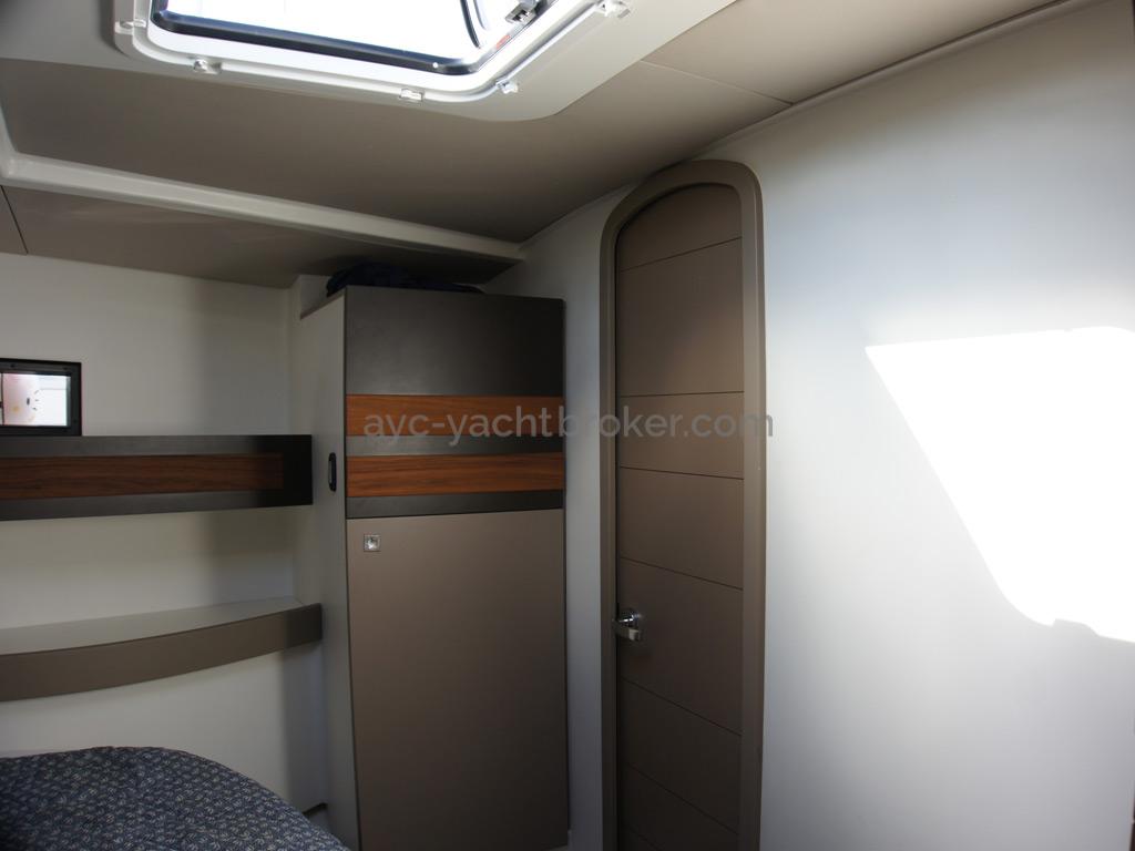 RM 1260 Biquilles / Twinkeels - Forward owner's cabin