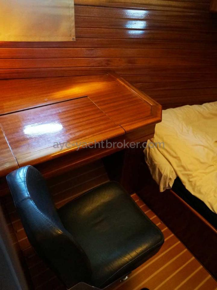 ORION 46 - Front cabin & Desk