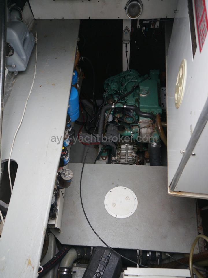 Catana 582 Caligo - Port technical locker