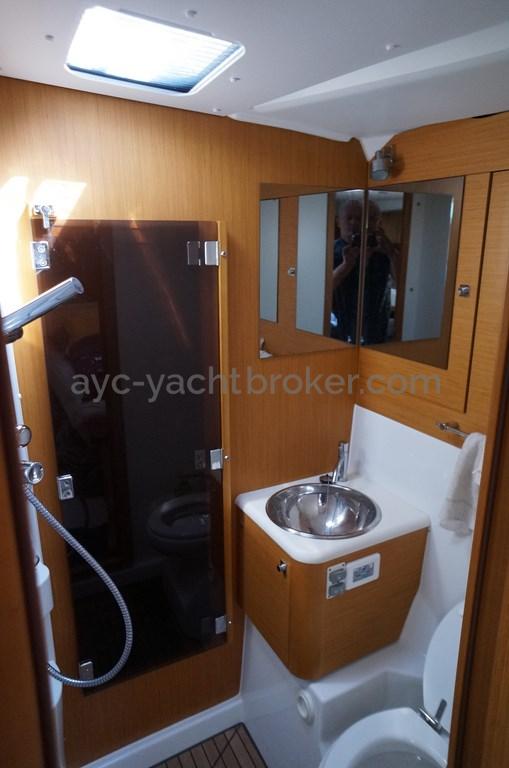 AYC - Jeanneau 57 - Shower room