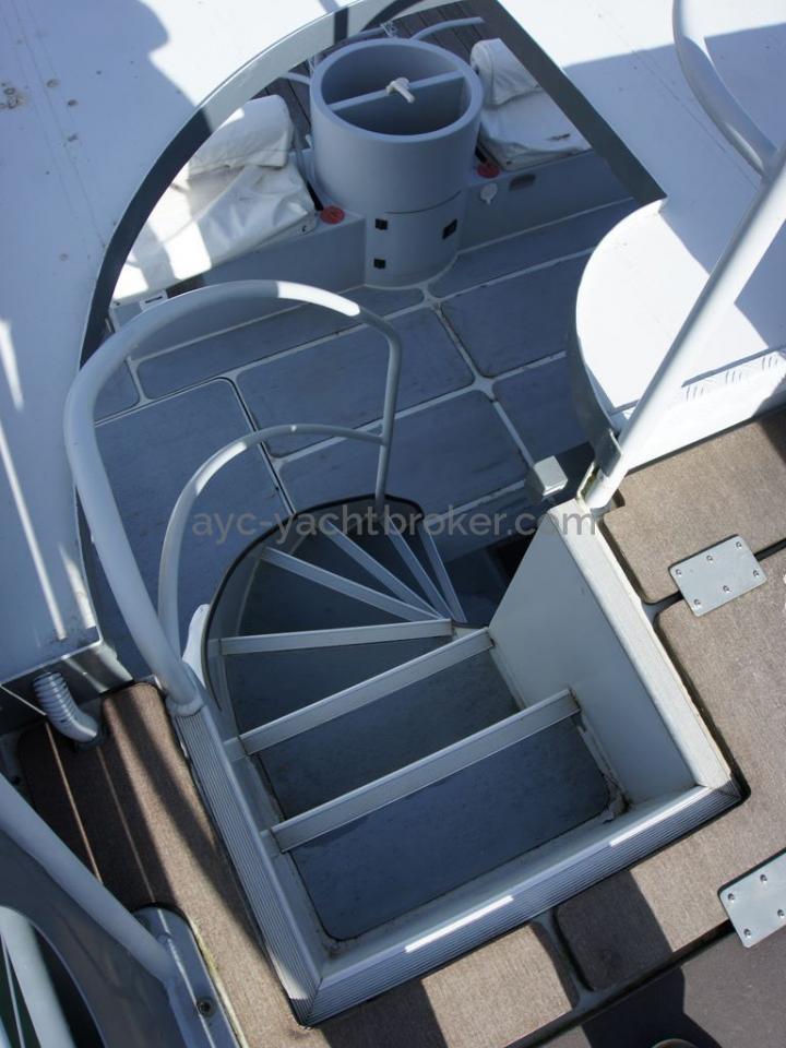 JXX 38' - Flying bridge stairway
