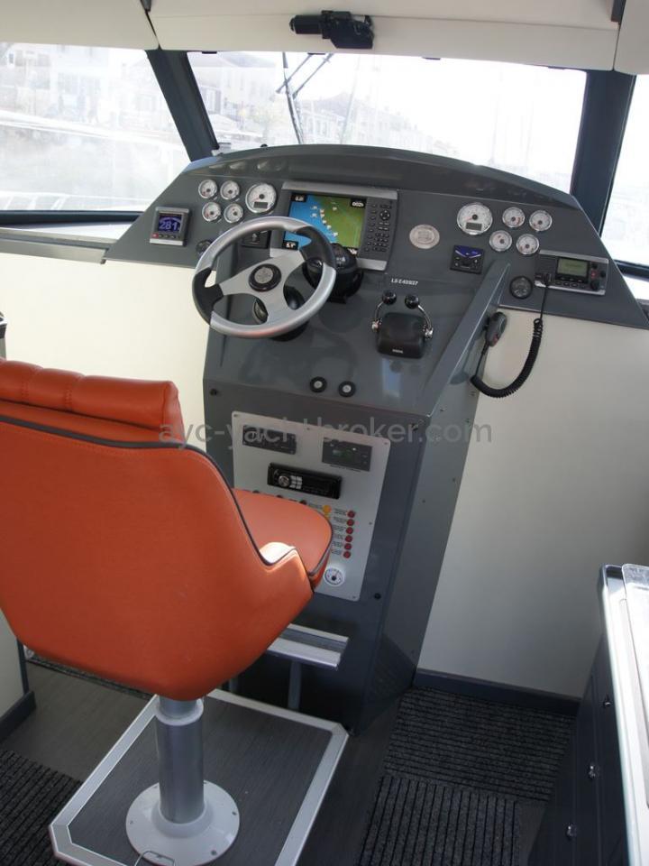 JXX 38' - Inside steering position