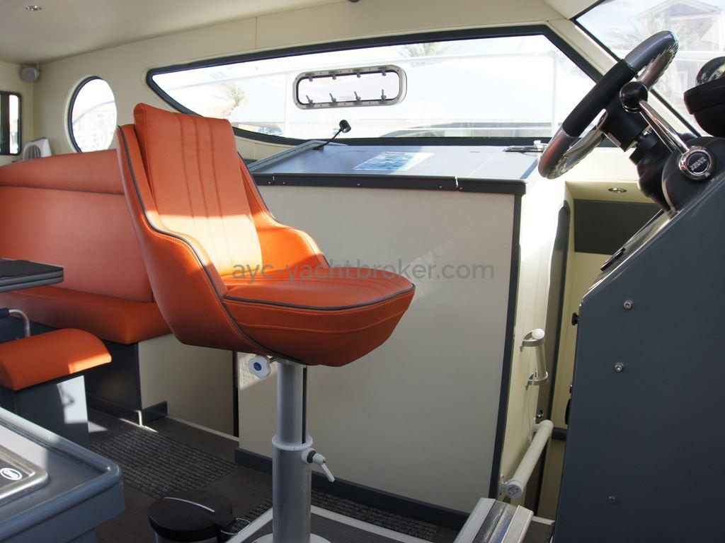 JXX 38' - Steering seat