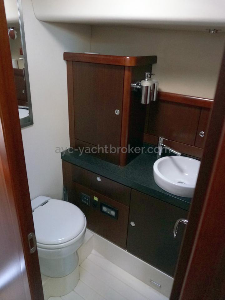 Moody 62 DS - Starboard central cabin's private bathroom