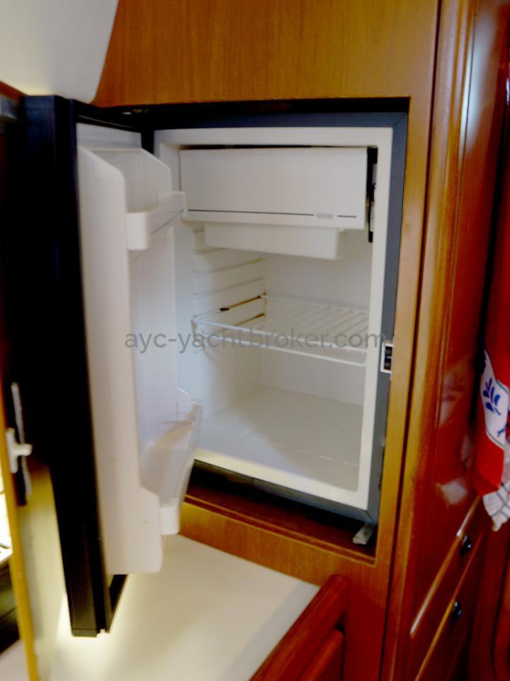 AYC Yachtbroker - Trintella 44 Aluminium - Front opening refrigerator