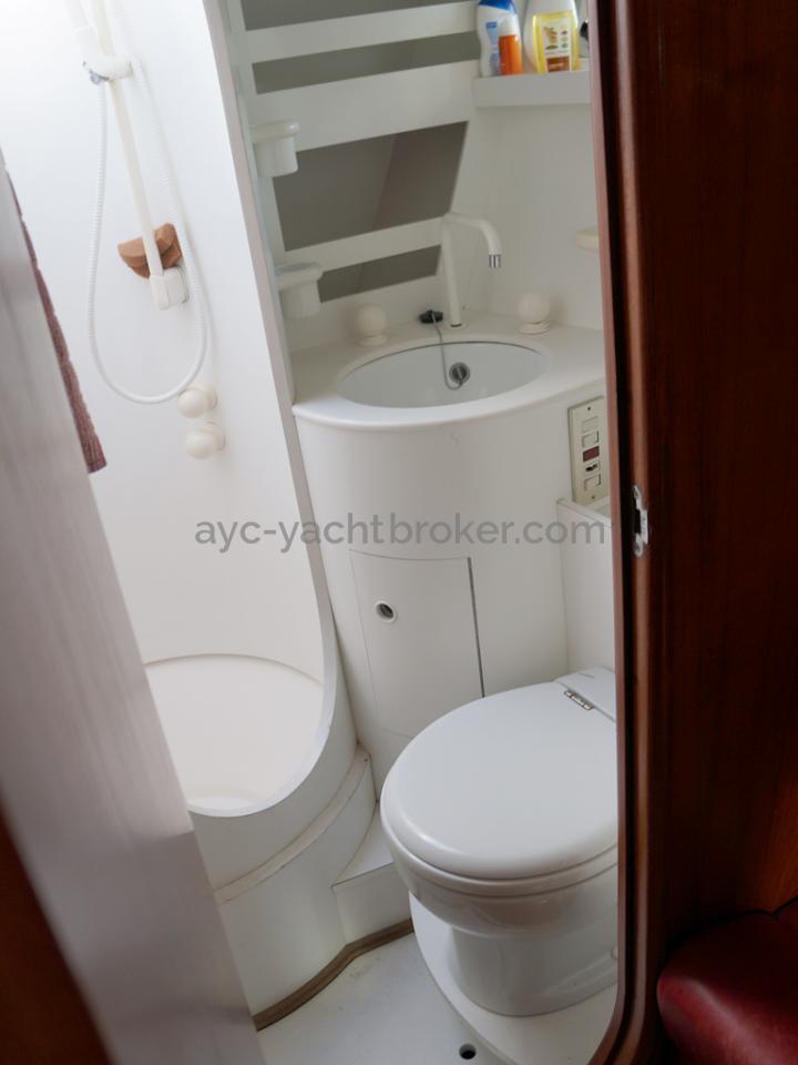 AYC Yachtbroker - Trintella 44 Aluminium - Forward shower room