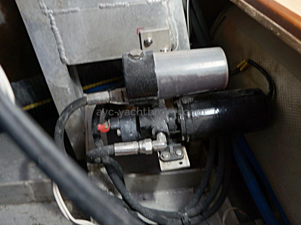 Patago 40 - Autopilot hydraulic cylinder engine