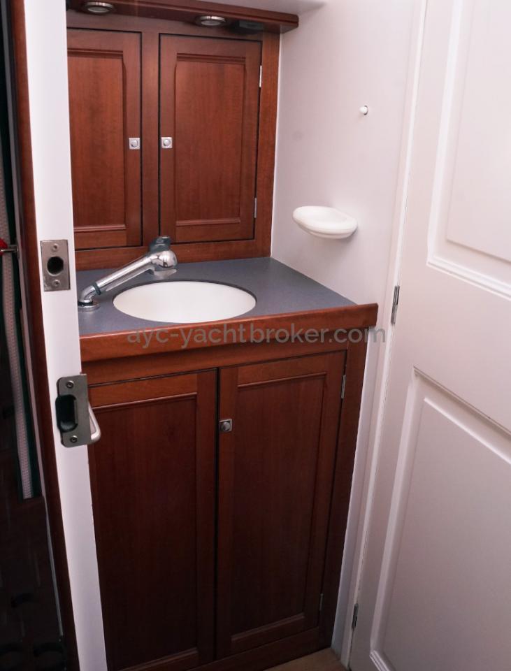 AYC Yachtbrokers - Tocade 50 - Forward cabin's bathroom