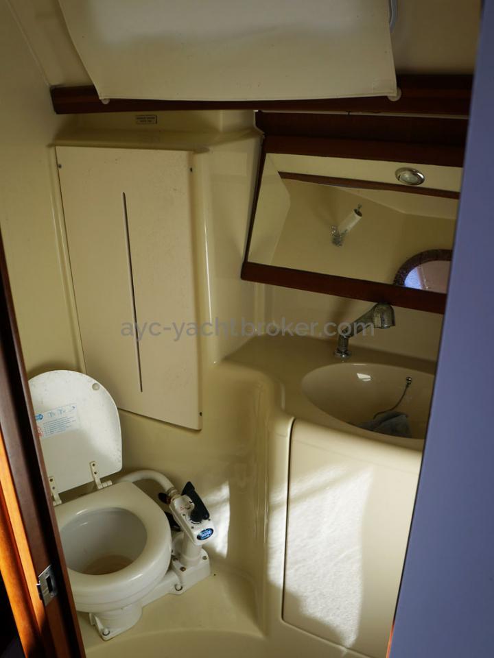 AYC - Dufour 365 Grand Large / Bathroom
