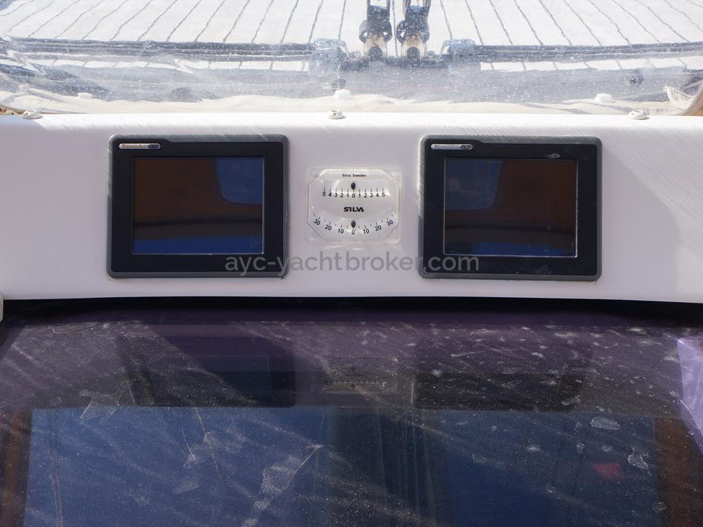Dufour 485 Grand Large Custom - 6,5" displays at the companionway