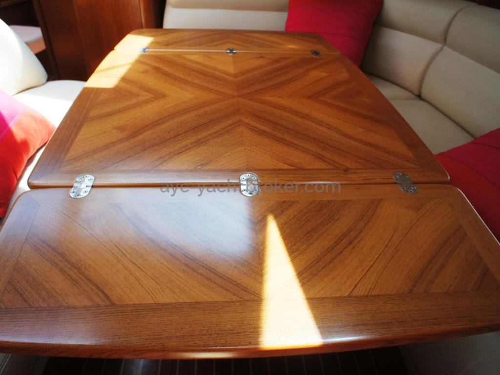 Sun Odyssey 54 DS - Foldinf saloon varnished table