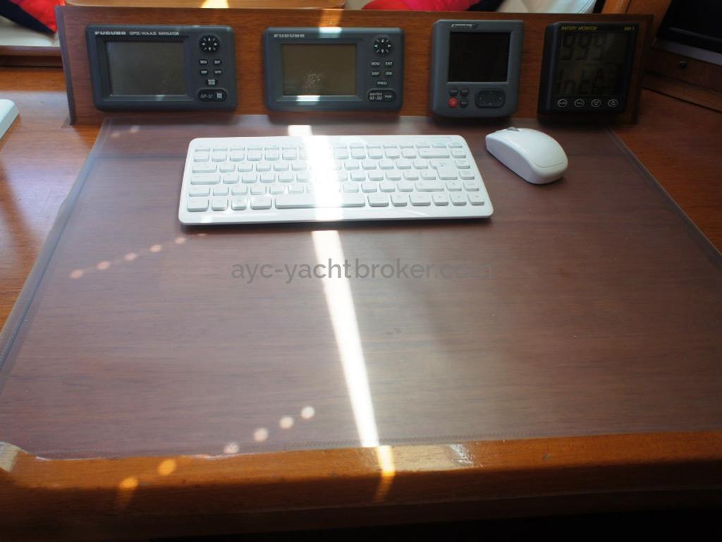 Sun Odyssey 54 DS - Chart table