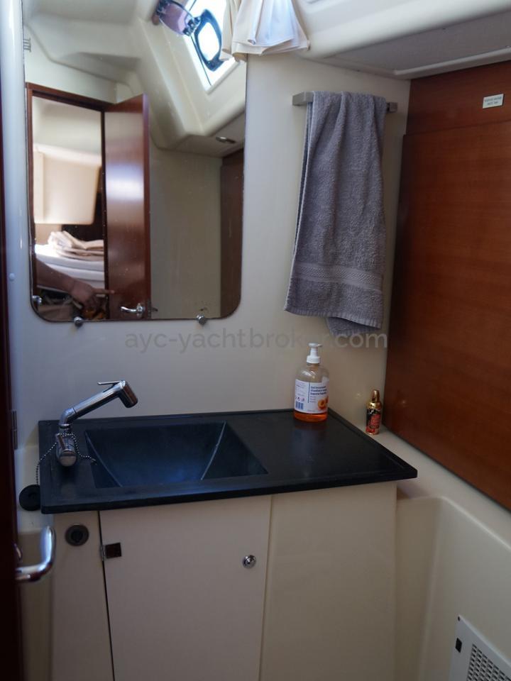 Dufour 485 Grand Large Custom - Aft starboard cabin's bathroom