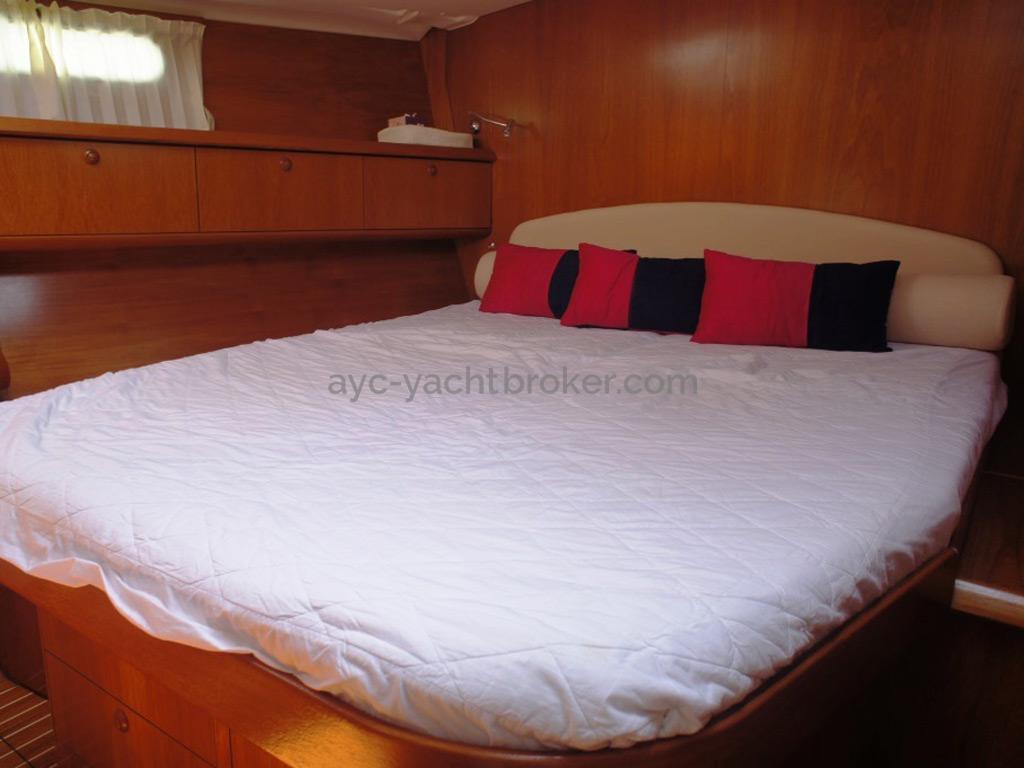 Sun Odyssey 54 DS - Forward cabin's double bed