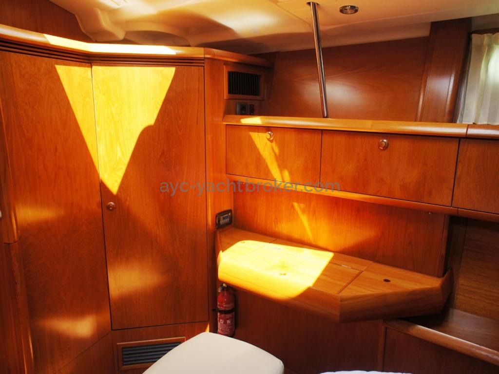 Sun Odyssey 54 DS - Forward cabin's desk/dressing table