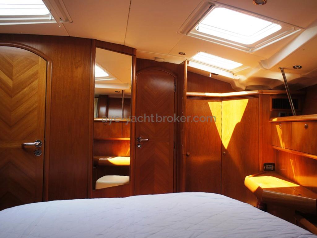 Sun Odyssey 54 DS - Forward cabin's double bed's view