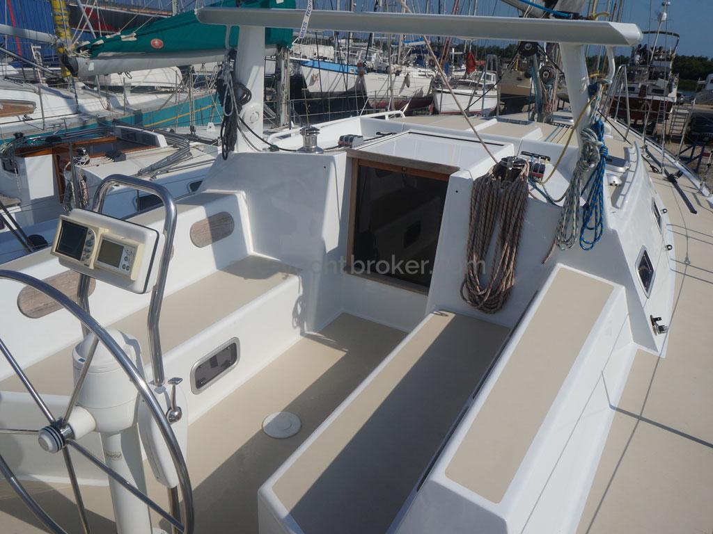 AYC - Universal Yachting 44 / 2018 new hull and deck paint