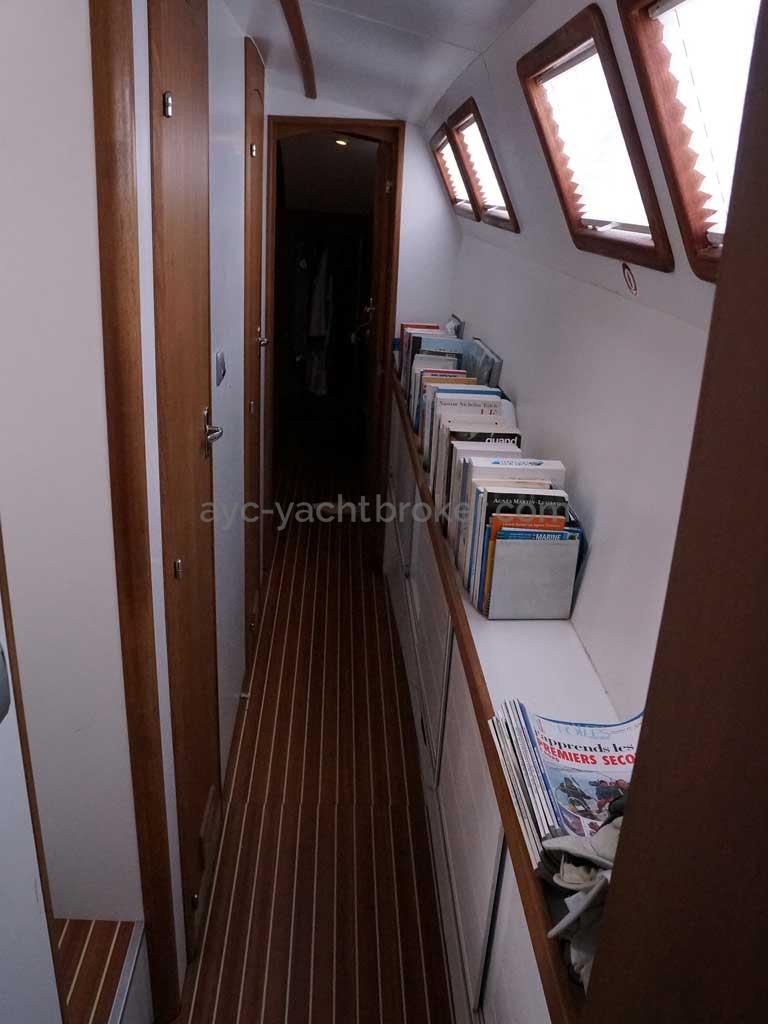 Cat Flotteur 45 - Starboard passageway