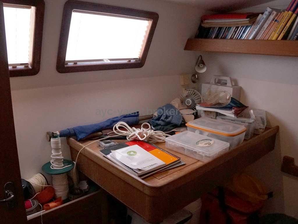 Cat Flotteur 45 - Starboad aft cabin/desk/workshop