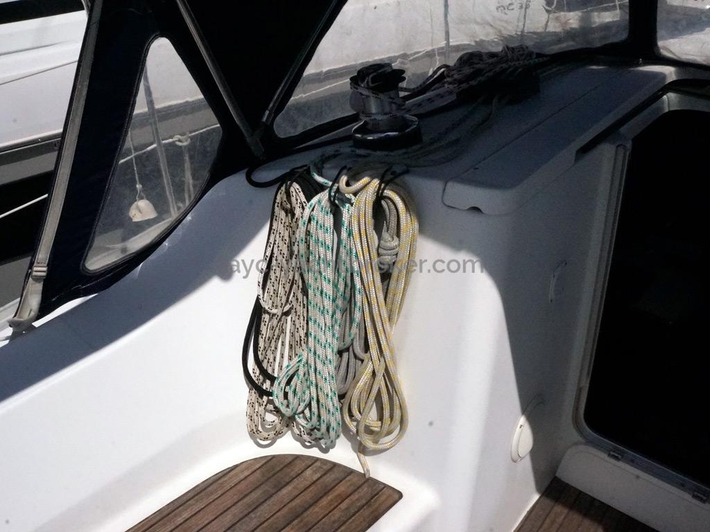 Oceanis 323 Clipper - Port roof winch