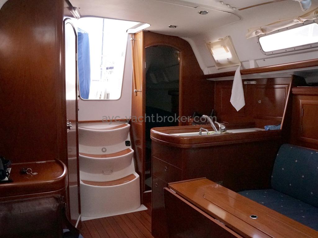 Oceanis 323 Clipper - Saloon and companionway steps