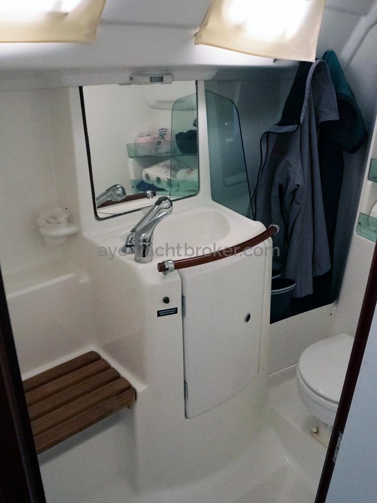 Oceanis 323 Clipper - Bathroom