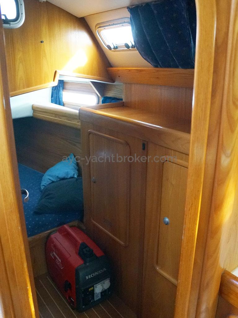 OVNI 385 - Storage cabinet in the aft cabin