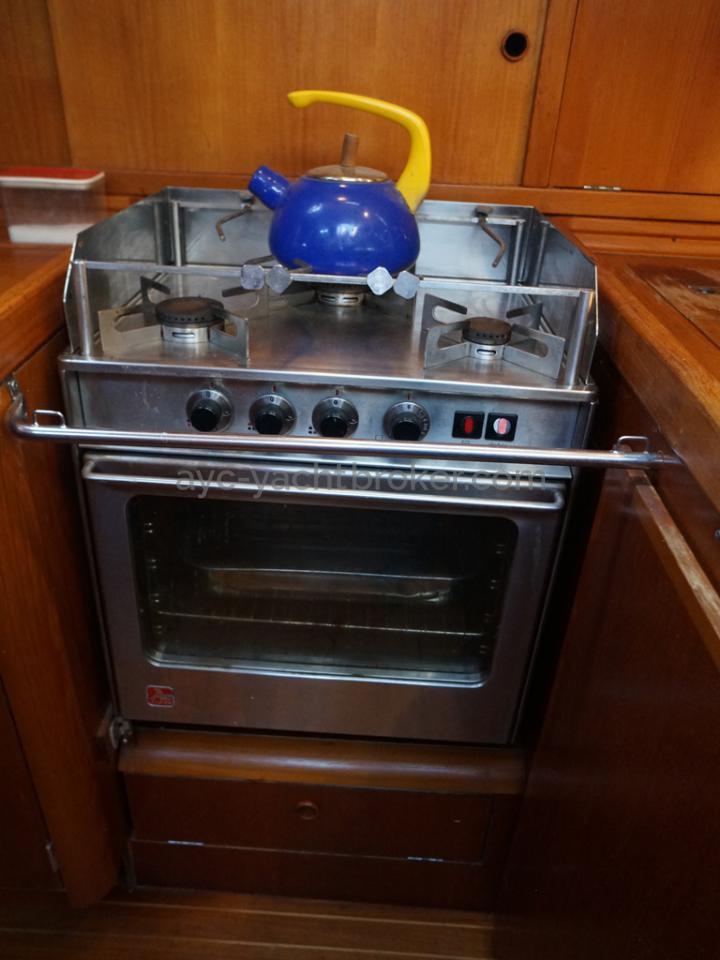 Grand Soleil 52 - Gimbaled 3 gas rings/oven