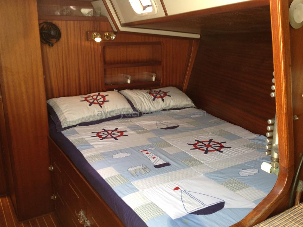 Mobile 477 - Double bed in the forward cabin