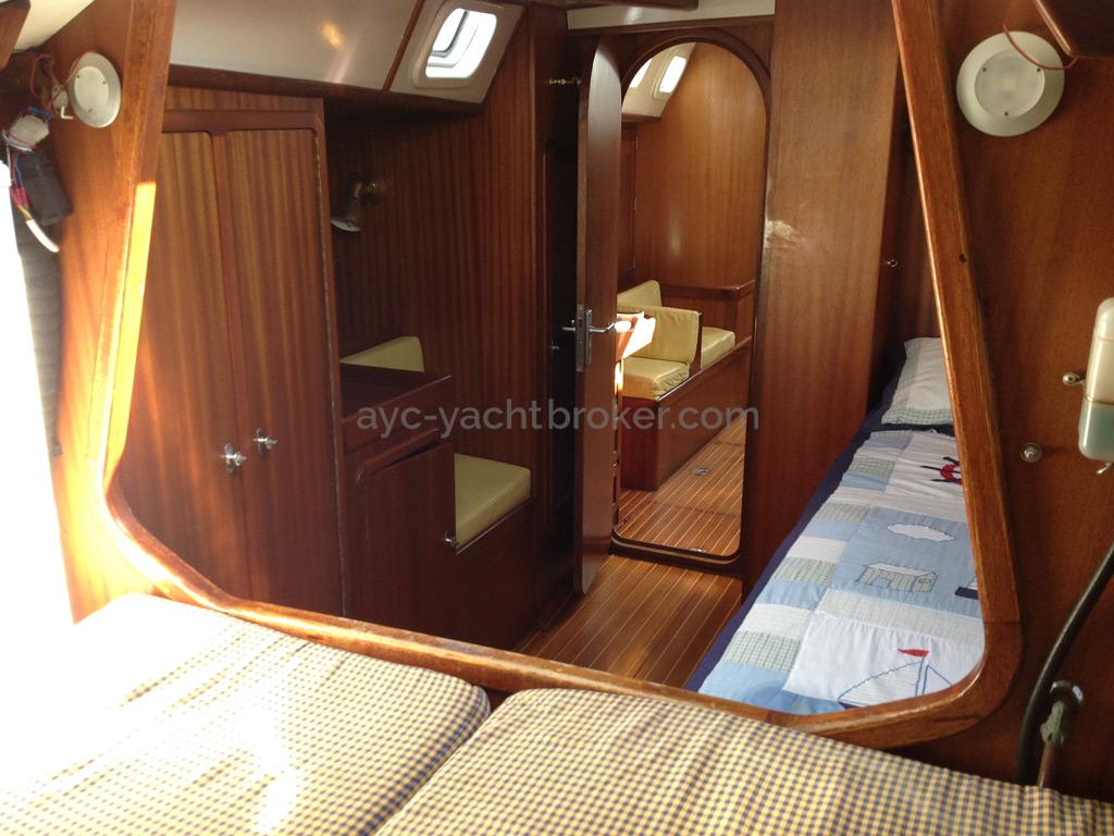 Mobile 477 - From the second double bed in the forward cabin