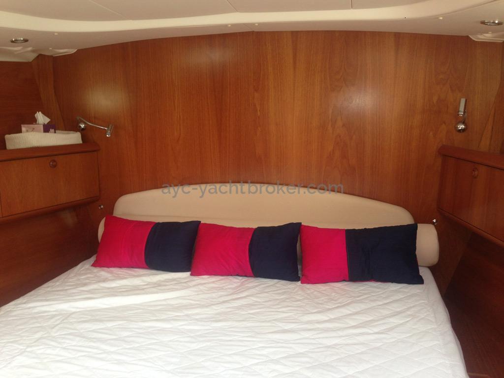 Sun Odyssey 54 DS - Forward cabin's double bed